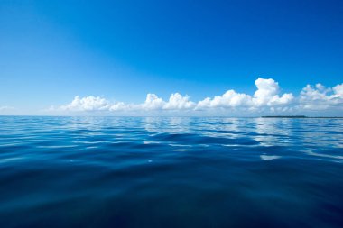 Mavi gökyüzündeki bulutlar