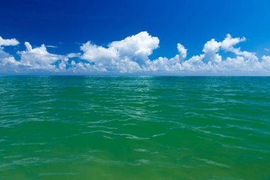 Mavi gökyüzündeki bulutlar