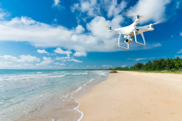 Quadcopter volando sobre la playa tropical — Foto de Stock