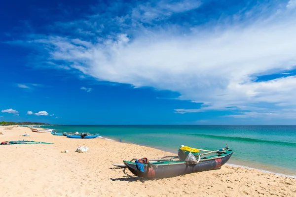 Båtar på tropical beach — Stockfoto