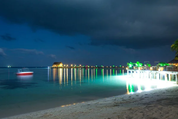 Playa con bungalows de agua con luces — Foto de Stock