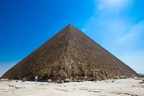 Pirámide con el cielo hermoso de Giza — Foto de Stock