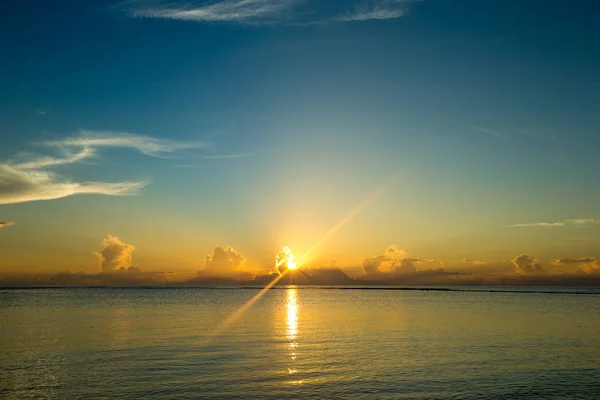 Πολύχρωμο ηλιοβασίλεμα πάνω ήρεμη θάλασσα — Φωτογραφία Αρχείου
