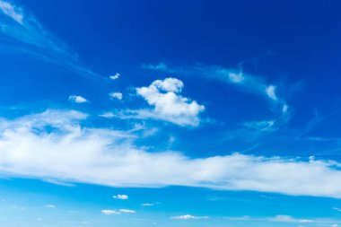 Beyaz bulutlu mavi gökyüzü