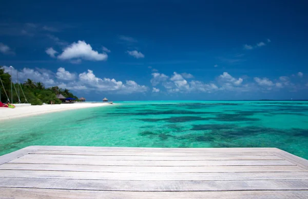Strand met bungalows en tropische zee — Stockfoto