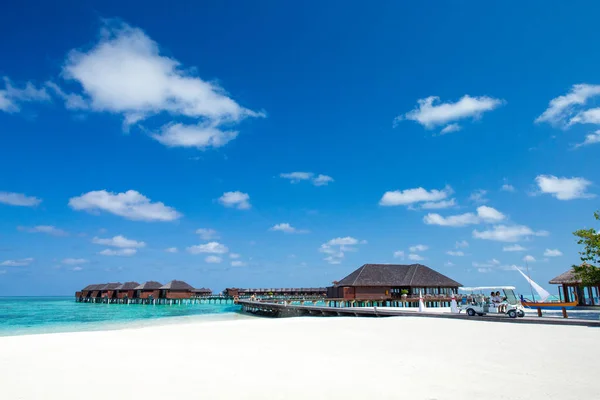 Strand met water bungalows — Stockfoto