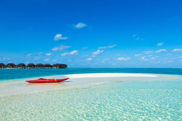 Strand met water bungalows — Stockfoto