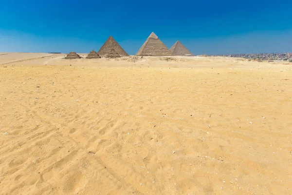 Піраміди Гізи в Каїрі — стокове фото