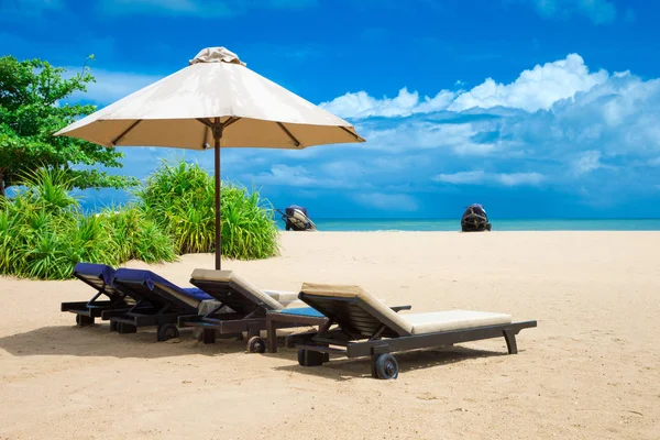 Beach with beds and tropical sea — Stock Photo, Image