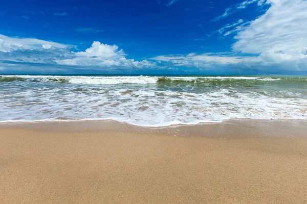 Strand en tropische zee — Stockfoto