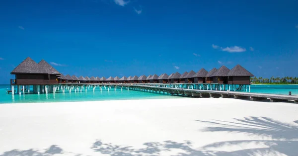 Playa con bungalows de agua — Foto de Stock