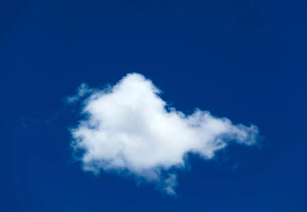 Cielo azul con nubes blancas — Foto de Stock