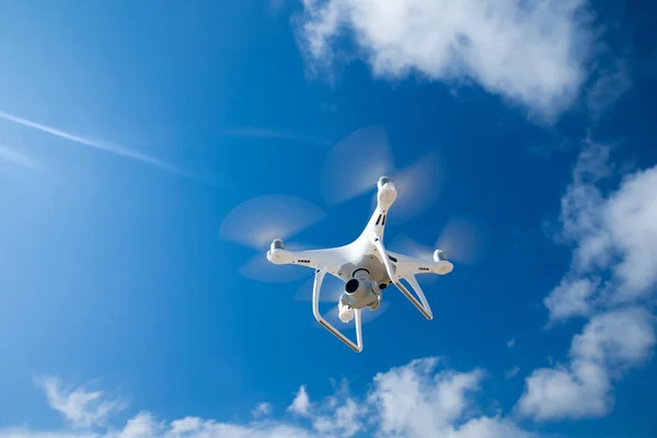 Drohne fliegt am Himmel — Stockfoto