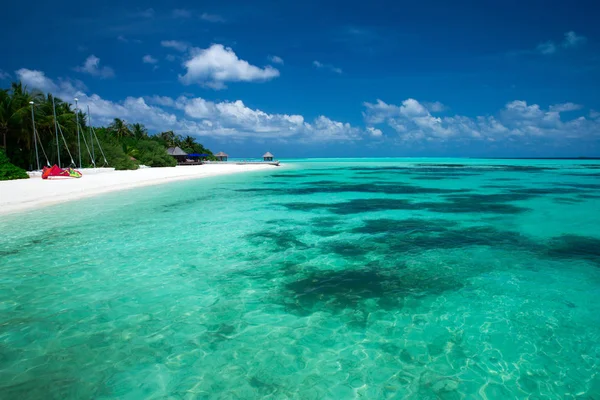 Tropisch strand op de Malediven — Stockfoto