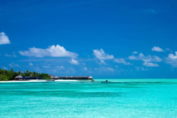 Stranden med vatten bungalows — Stockfoto