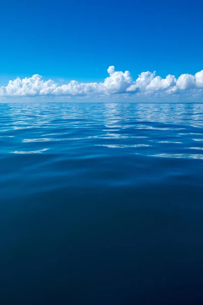 穏やかな海の上空の雲 — ストック写真