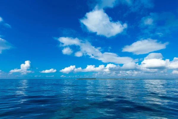 Nubes en el cielo sobre el mar tranquilo —  Fotos de Stock