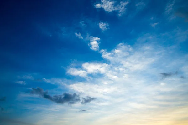 Blauwe lucht met witte wolken — Stockfoto