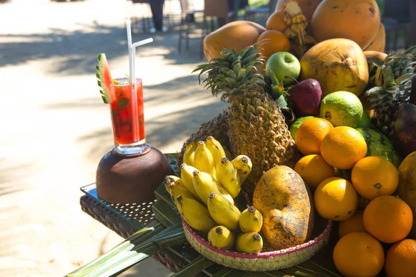 Fruits and cocktail on table — Stock Photo, Image