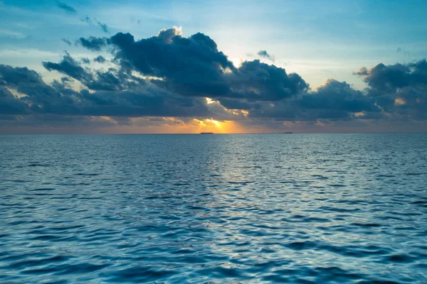 Kleurrijke zonsondergang op de Beach — Stockfoto