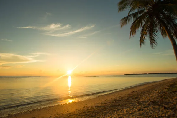 太陽の光のビーチに沈む夕日 — ストック写真