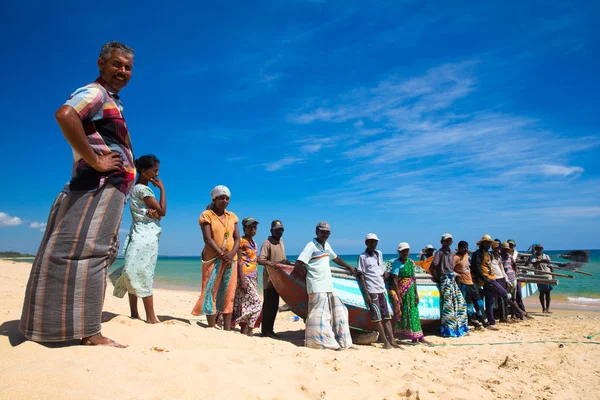 Yerel balıkçılar Balık ağı çekerek