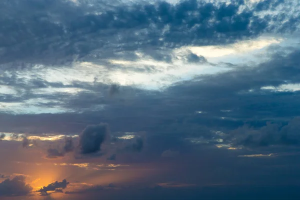 Ciel avec nuages et soleil. — Photo