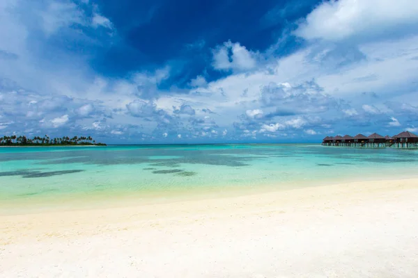 Maldiverna ö med strand — Stockfoto