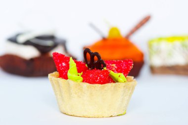 Beyaz arka plan üzerinde taze kek