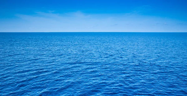 Μπλε τροπική θάλασσα κοντά σε Μαλδίβες — Φωτογραφία Αρχείου