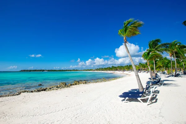 Spiaggia e mare tropicale — Foto Stock