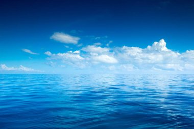 Sakin deniz üzerinde mavi gökyüzü 