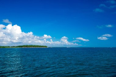 Sakin deniz üzerinde mavi gökyüzü 