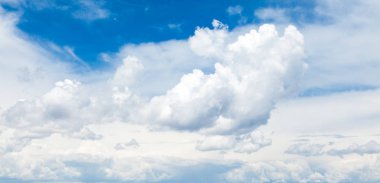 Mavi gökyüzündeki bulutlar