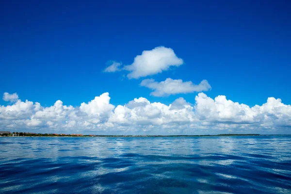 Cielo azul sobre mar tranquilo — Foto de Stock