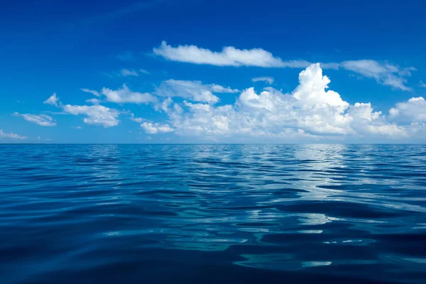 Cielo azul sobre mar tranquilo —  Fotos de Stock