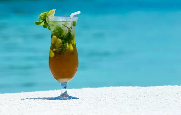 Cocktail mit verschwommenem Strand — Stockfoto