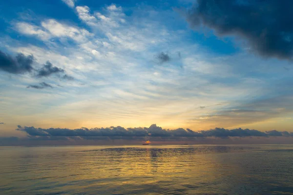 Sahilde renkli bir gün batımı — Stok fotoğraf