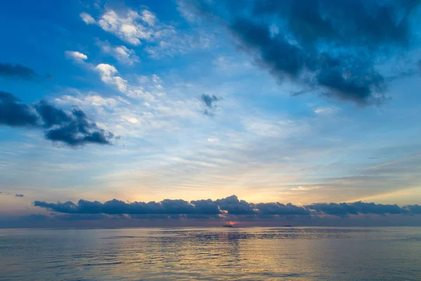 Sahilde renkli bir gün batımı — Stok fotoğraf