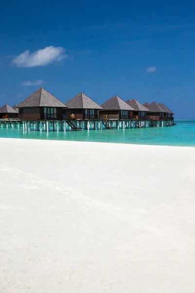 Spiaggia con bungalow d'acqua — Foto Stock