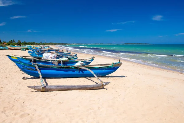 Beach and tropical sea — Stock Photo, Image