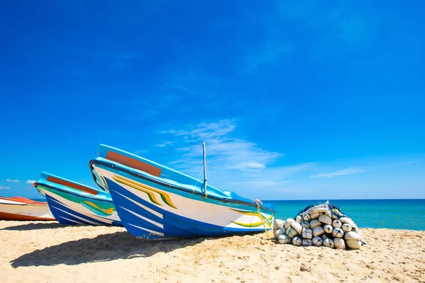 Praia e mar tropical — Fotografia de Stock