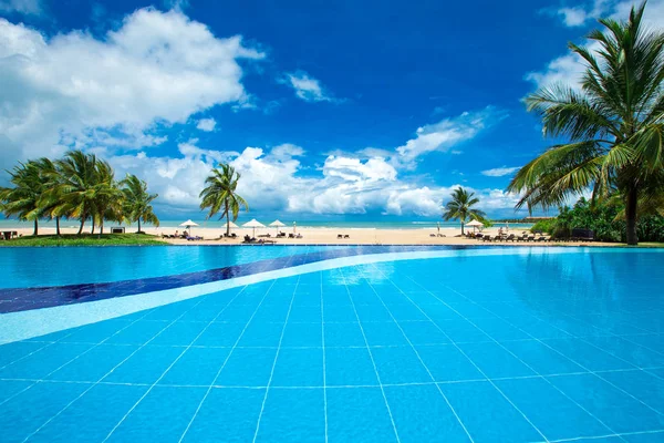 Zwembad van luxehotel — Stockfoto