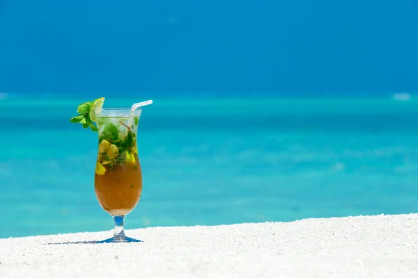 Cocktail with blur beach — Stock Photo, Image