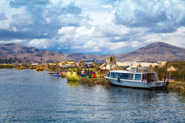 Titicaca gölü Totora teknede 