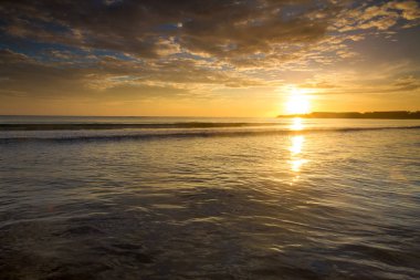 Denizin üzerinde gün batımı gökyüzü