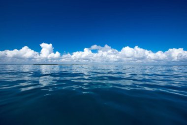 Mavi gökyüzündeki bulutlar