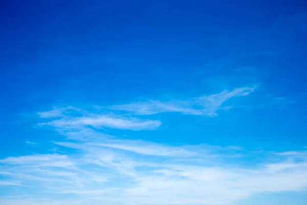 Céu azul com nuvens — Fotografia de Stock