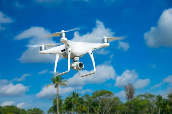 Drone in de blauwe lucht — Stockfoto