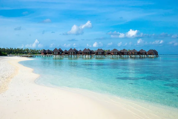 Bungalows en la playa de Maldivas — Foto de Stock